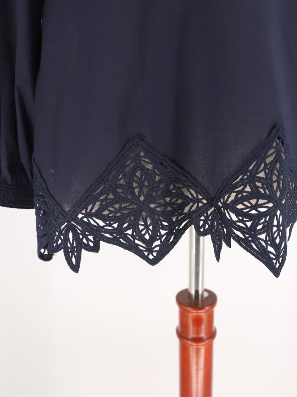 CHICO'S Novelty Hem Blouse in Classic Navy Size 2/ US 12 - Picture 6 of 8